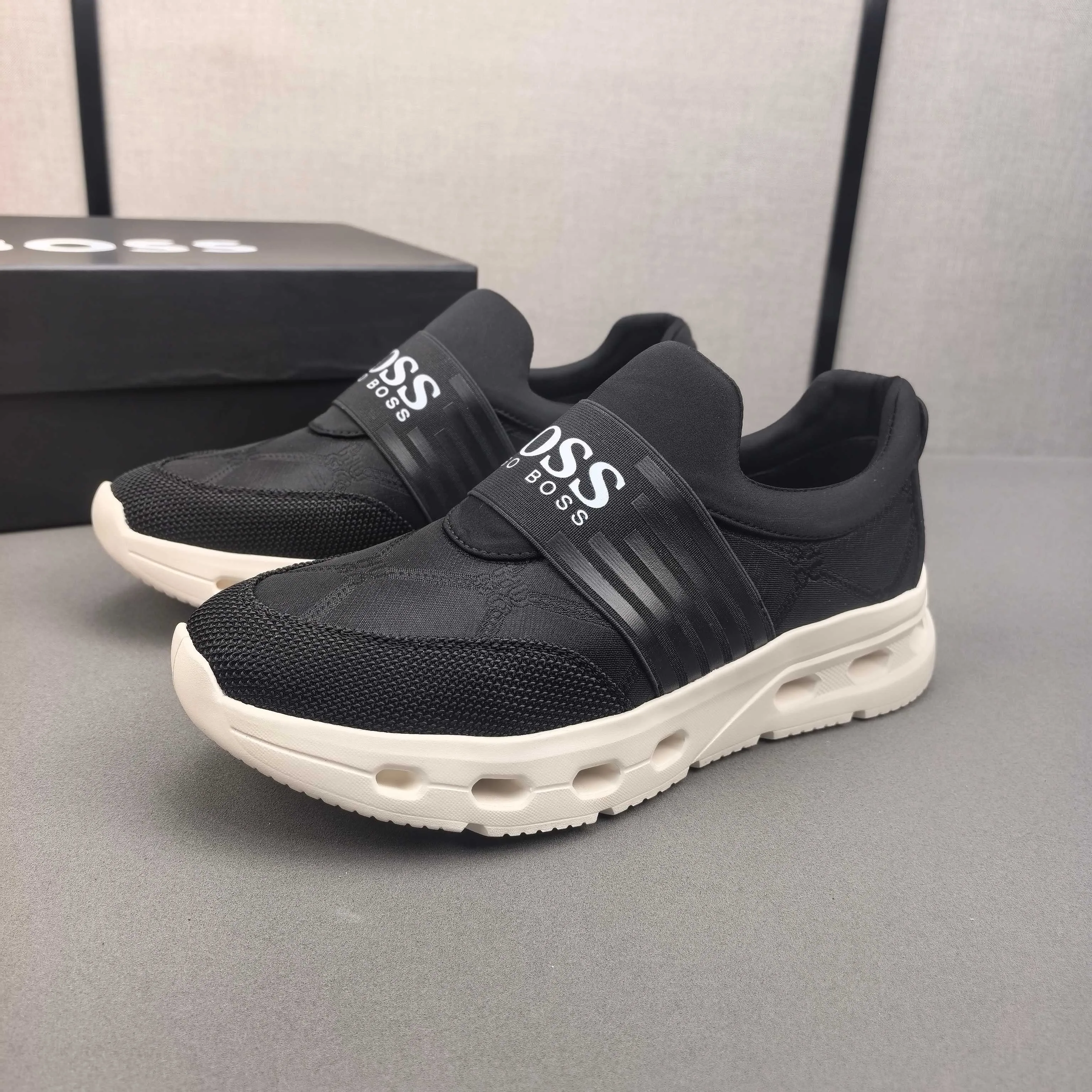 PP420❣️❣️❣️BOSS’s new 🆕low-top casual sneakers, made of breathable mesh, with brand signature details on the shoe collar to enhance style. Fashionable and versatile, it can complement any look. With a sophisticated design that is both dynamic and modern, this new must-have shoe adds a new dimension to Dior's legacy, displaying modern elegance. Men's shoes 38-44 45🉑️customized